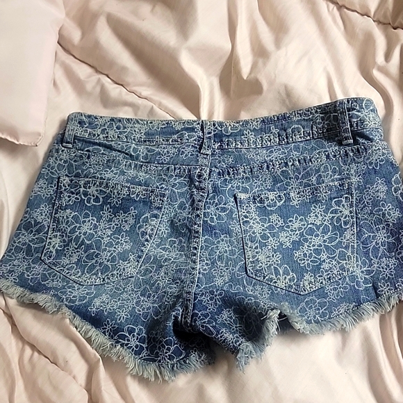 Shorts - Picture 2 of 3